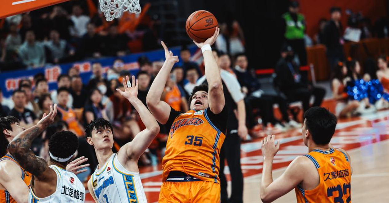 爱游戏中国体育-CBA常规赛赛前再迎强敌，山东男篮强势反弹，主帅态度：质疑声仍在，更衣室氛围转暖的简单介绍